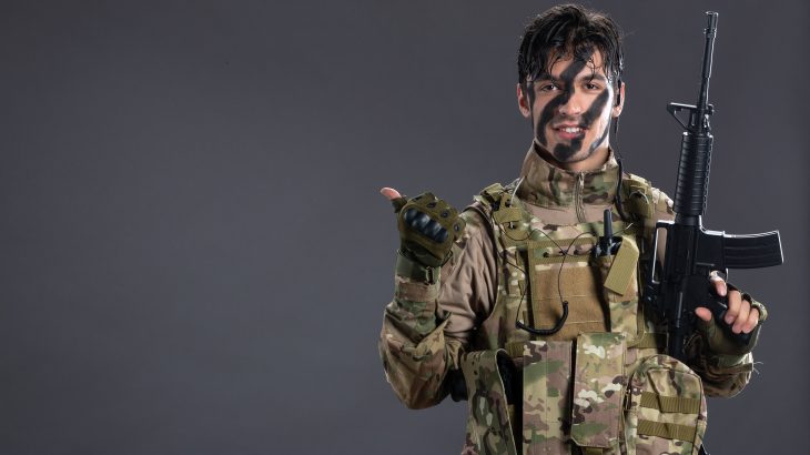 portrait-of-brave-soldier-fighting-with-machine-gun-in-camouflage-on-dark-wall